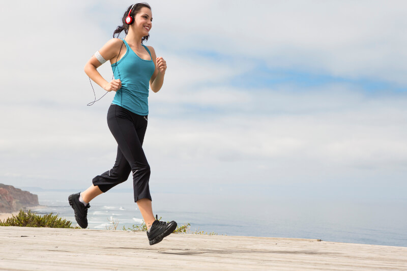 Frau geht joggen, um den Kopf frei zu bekommen