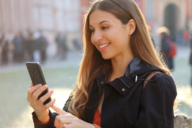 Frau schaut auf ihr Smartphone