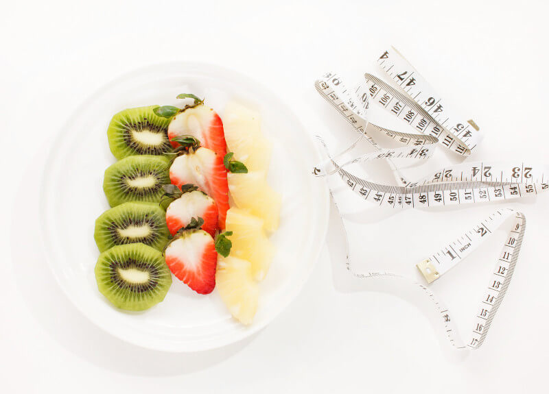 Kiwi, Erdbeeren und Ananas auf einem Teller