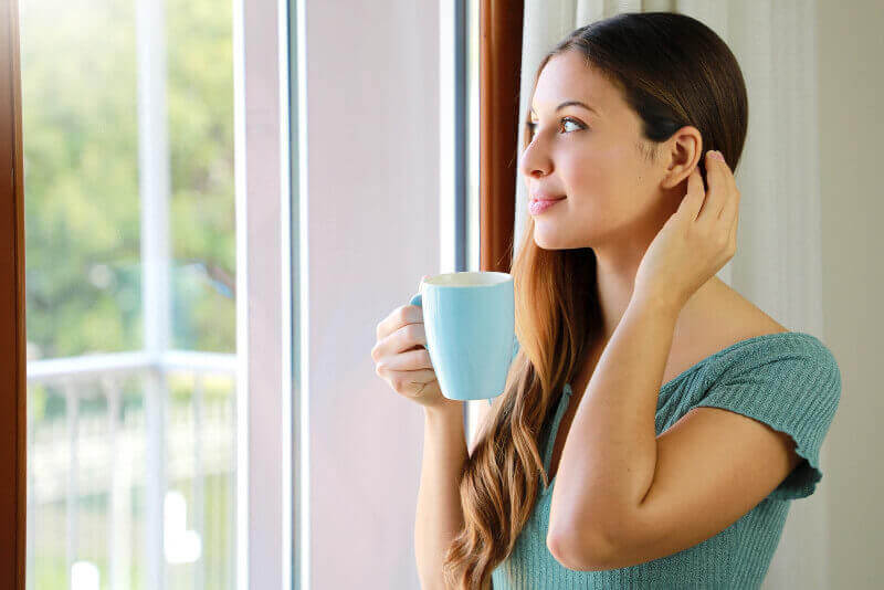 Frau hält Tasse