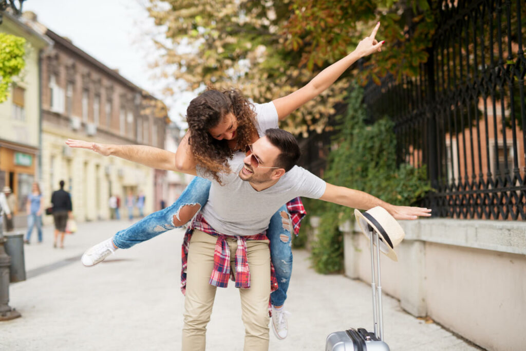 Mann und Frau wollen einen Partner finden und haben deshalb ein Date