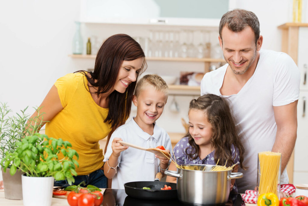 Familie ist am Kochen und hat Spaß dabei