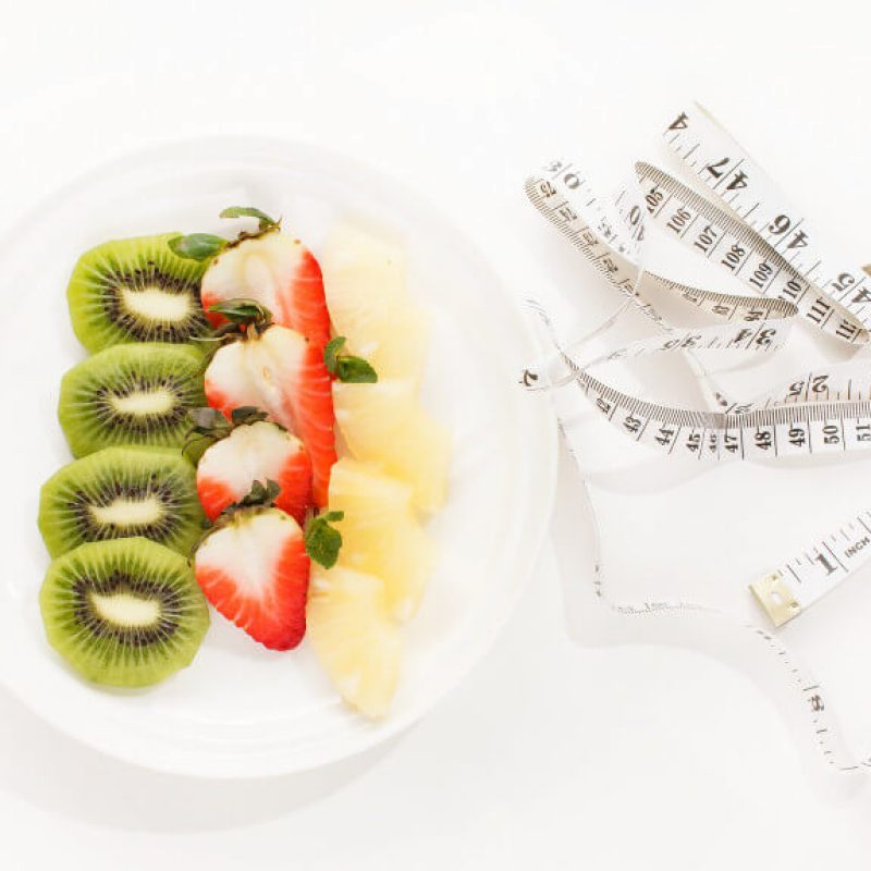 Kiwi, Erdbeeren und Ananas auf einem Teller